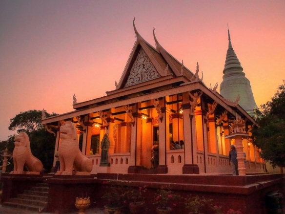 wat-phnom-temple-in-phnom-penh_treasures-of-indochina